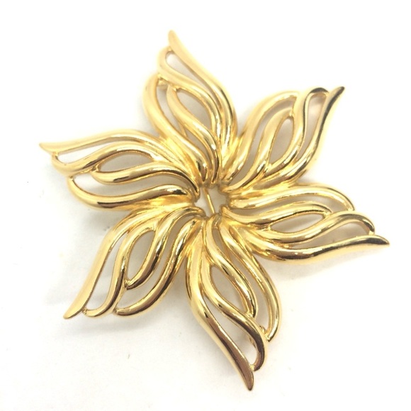 VINTAGE MONET FLOWER BROOCH LARGE OPEN WORK STATEMENT GOLD TONE DOMED PIN WHEEL - Picture 1 of 14